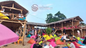 Sebalang Space, Cafe Pinggir Pantai Dengan Konsep Colourful!